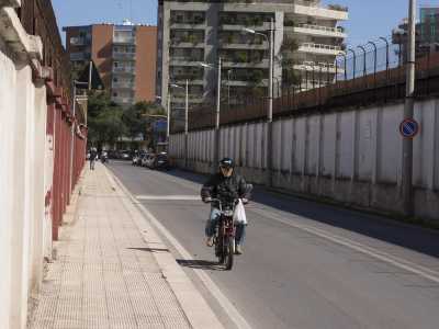 Sulla destra e sulla sinistra della strada siamo circondati da filo spinato e da cartelli che continuano a invitarci a fare attenzione